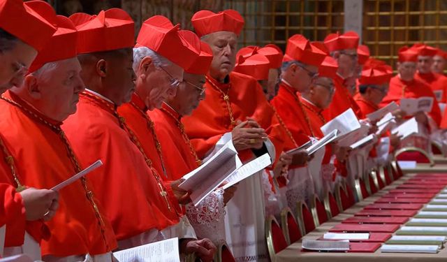 Vatikan’da oylama sürüyor: Papa belirlenemedi