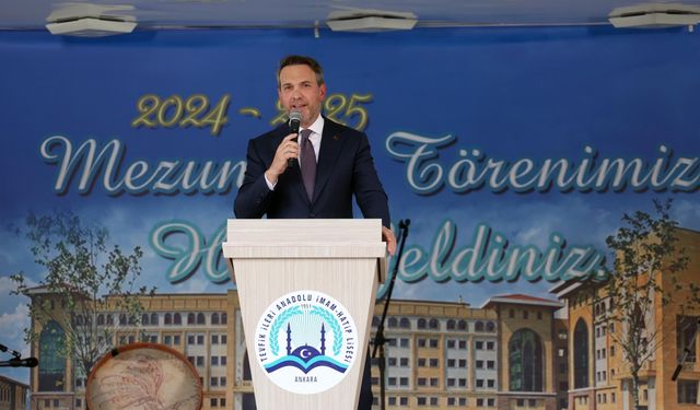 Bakan Bayraktar, mezuniyet törenine katıldı