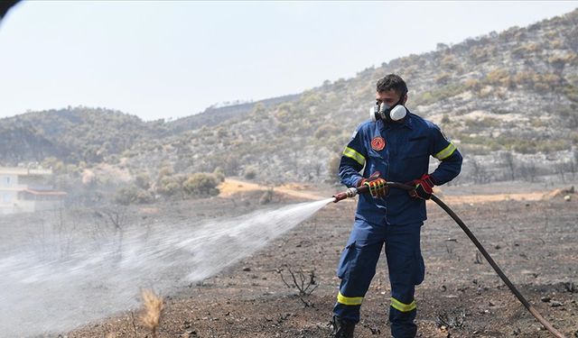 Atina’da yangın nedeniyle halk güvenli bölgeye taşındı