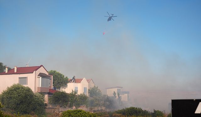 İzmir'in Çeşme ilçesinde çıkan orman yangınına müdahale sürüyor