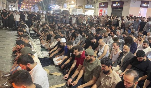 Hazreti Muhammed’e hakarete karşı İstanbul’da tepki gösterisi