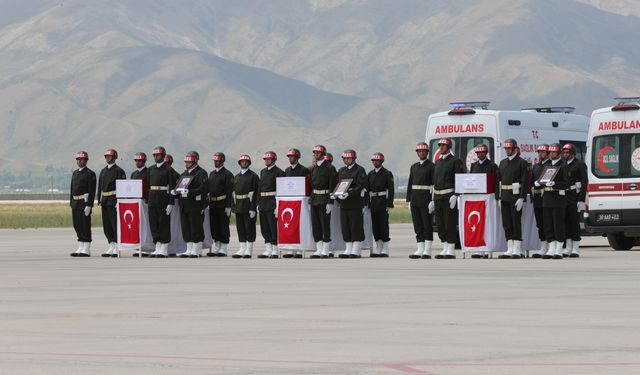 Şehit Mehmetçiklerimiz için Hakkari'de tören düzenlendi