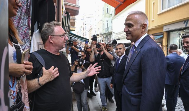 Bakan Ersoy Galata’da esnafla buluştu