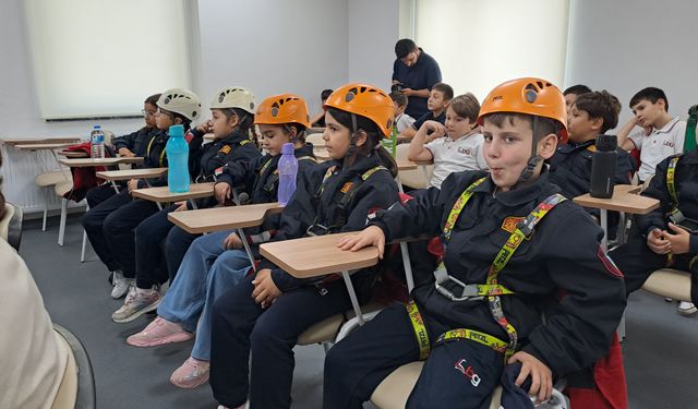 Sakarya’da öğrencilere simülasyonlu afet eğitimi verildi