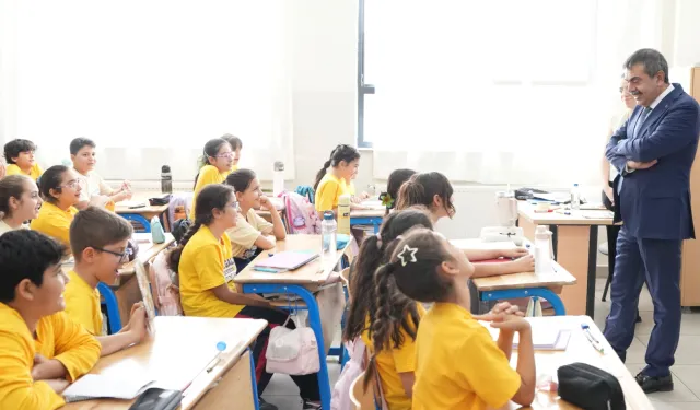 Bakan Tekin'den Adıyaman’daki bir okula sürpriz ziyaret