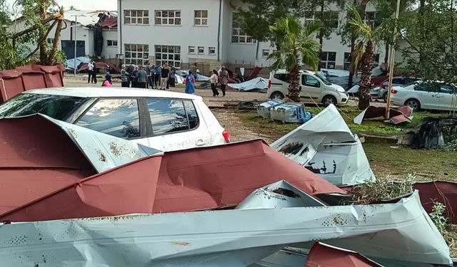 Adana’da fırtına okul çatısını uçurdu