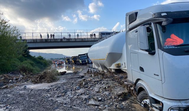 Hatay’da sağanak otoyolu ulaşıma kapattı