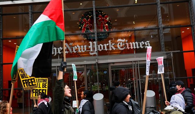 Gazze'de öldürülen gazeteci The New York Times binası önünde anıldı