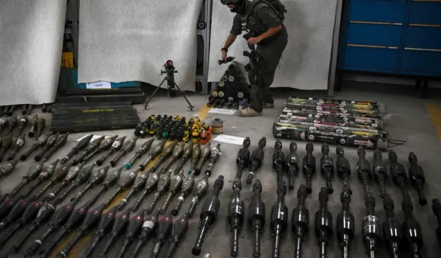 Hamas İsrail destekli çetelerin para ve silahlarını ele geçirdi