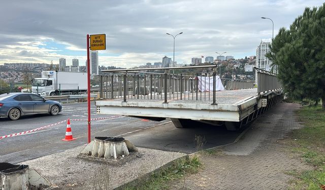 Avcılar'da vincin çarpması sonucu hasar gören üst geçit kaldırıldı