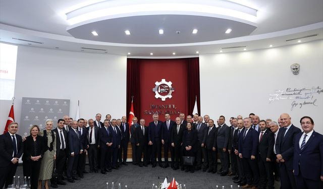 Bakan Bayraktar, Türkiye'de kurulu güneş ve rüzgar gücünün 30 milyar dolar yatırıma karşılık geldiğini söyledi: