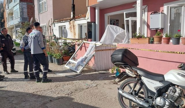 Çanakkale'de bir apartman dairesindeki patlamada ev sahibi yaralandı