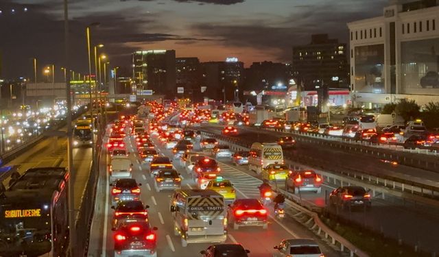 İstanbul'da akşam saatlerinde trafik yoğunluğu yüzde 83'e ulaştı