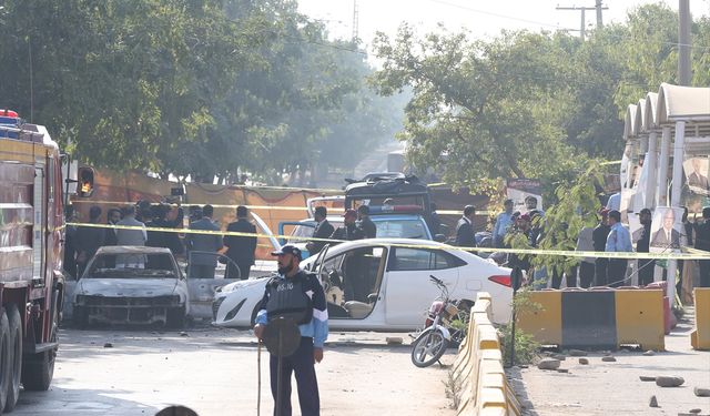 Pakistan’da mahkeme yakınında intihar saldırısı