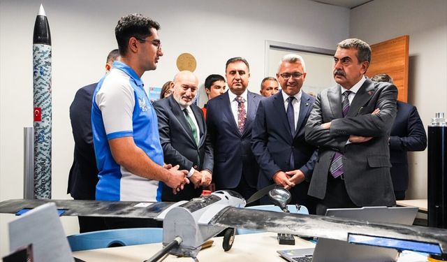 Bakan Tekin İstanbul'da bir okulu ziyaret etti