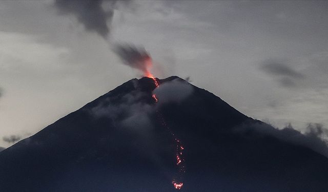 Endonezya'da Semeru Yanardağı'nda patlama