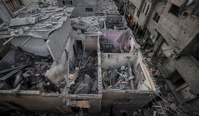 İsrail Gazze Şeridi'nin güneyinde bir eve saldırdı