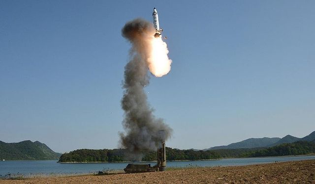 Kuzey Kore Japon Denizi’ne balistik füze fırlattı
