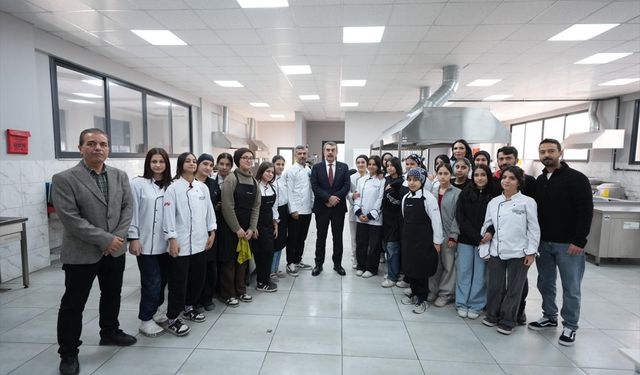 Bakan Tekin Adana’da lise ziyaret etti