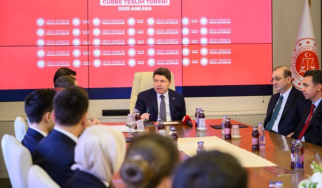 Bakan Tunç dereceye giren hakim ve savcılara cübbe teslim etti