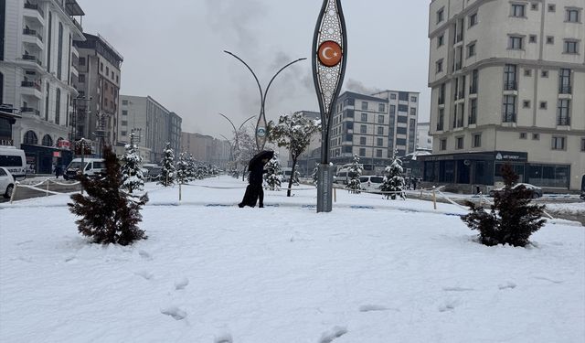 Yoğun kar nedeniyle 62 yerleşim yolu kapandı