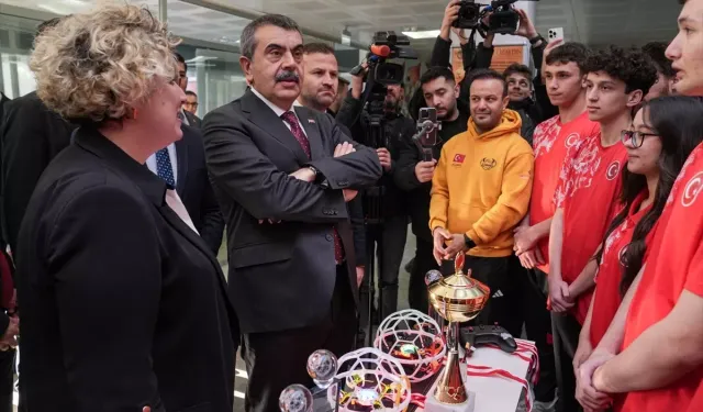 Bakan Tekin Arnavutköy’de okul ziyaretinde konuştu