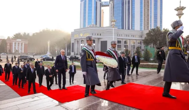 Başkan Kurtulmuş Somoni Anıtı'na çelenk bıraktı