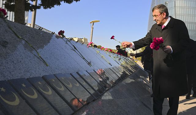 Cumhurbaşkanı Yardımcısı Yılmaz Bakü'de şehitlikleri ziyaret etti