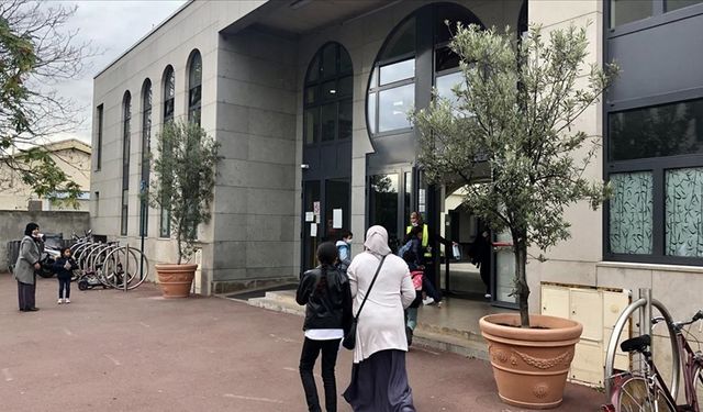 Fransa'da bir cami ve Türk derneğine ırkçı saldırı yapıldı
