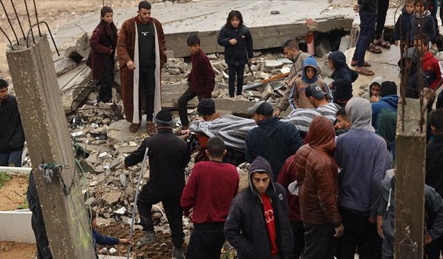 Gazze'de şiddetli yağış nedeniyle bir bina çöktü