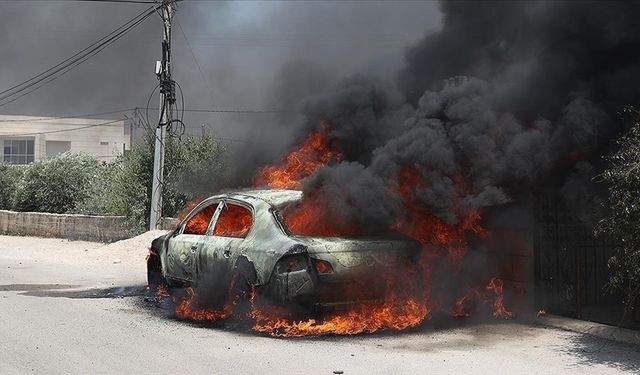 İsrailliler Filistinlilerin araçlarını ateşe verdi