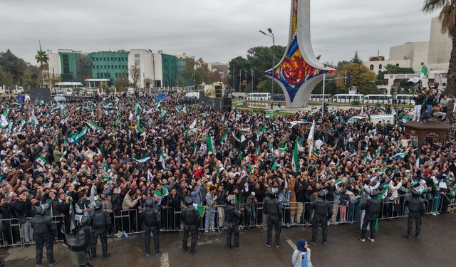 Suriye’de birinci yıl kutlamalarında askeri geçit töreni düzenlendi
