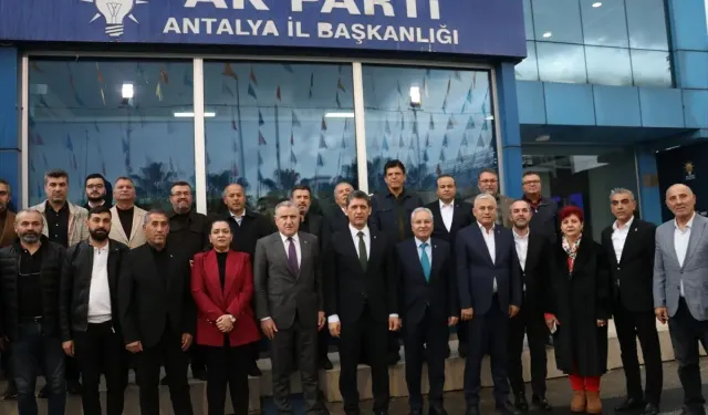 Bakan Bak AK Parti Antalya İl Başkanlığını ziyaret etti