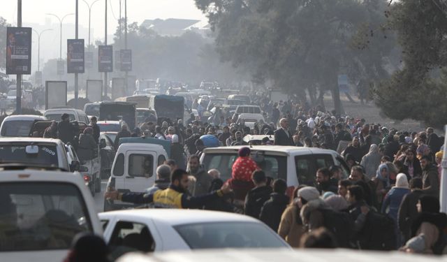 Halep'te sivillerin güvenli geçişi için 'iki insani geçidin' yeniden açıldığı duyuruldu