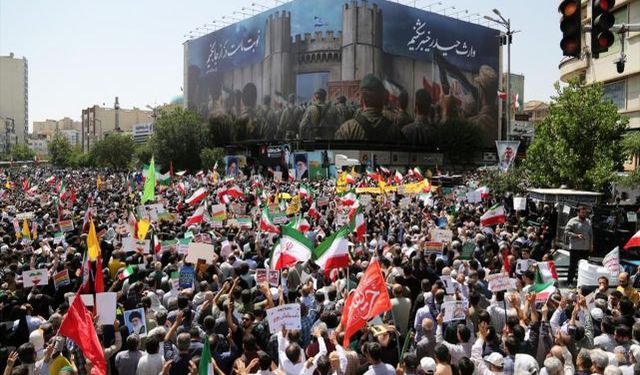 İran gösterilerde hayatını kaybeden emniyet görevlileri için tören düzenlendi