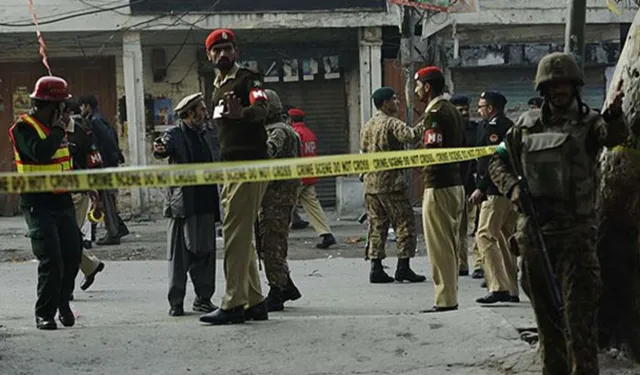 Pakistan’da polis aracına bombalı saldırı
