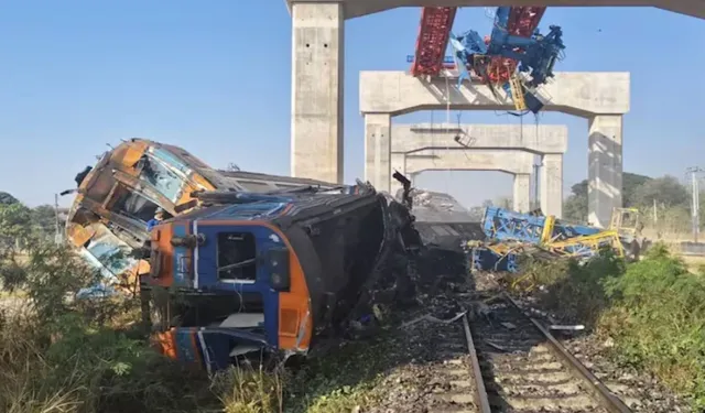 Tayland'da inşaat vinci trenin üzerine devrildi