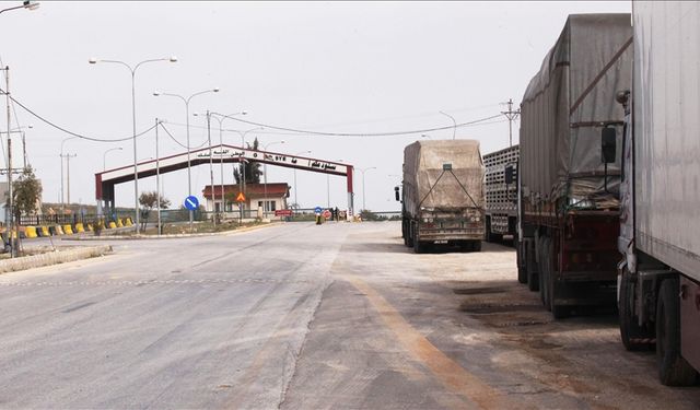 Ürdün Suriye'ye 51 tır insani yardım gönderdi