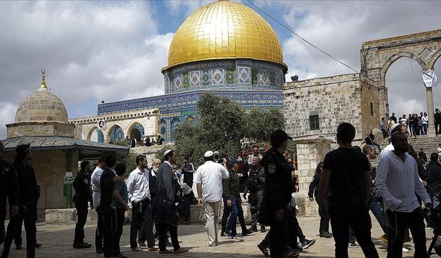 Yerleşimci İsrailliler polis gözetiminde Mescid-i Aksa'ya baskın yaptı