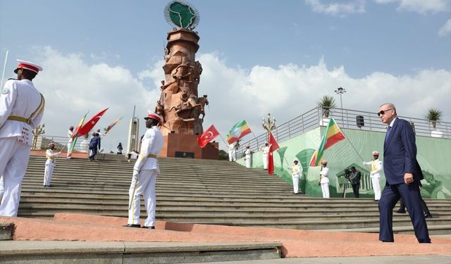 Cumhurbaşkanı Erdoğan Addis Ababa'da Adva Zafer Anıtı'na çelenk koydu