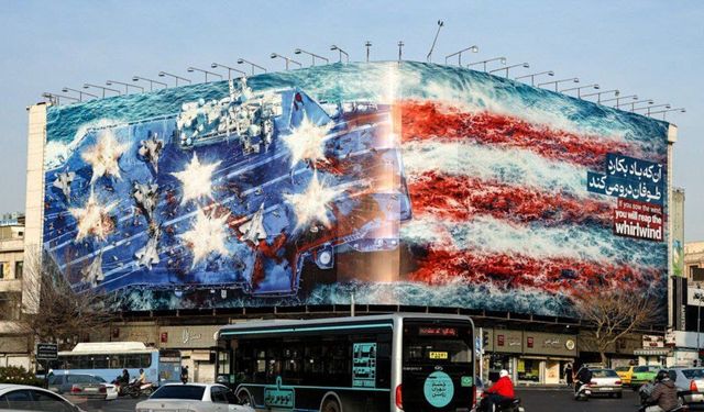 İran'da ABD karşıtı dev afiş