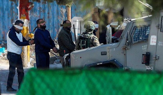 İsrail Batı Şeria’da 12 Filistinliyi alıkoydu