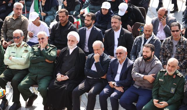 İranlı komutanlar için Tahran'da cenaze töreni düzenlendi