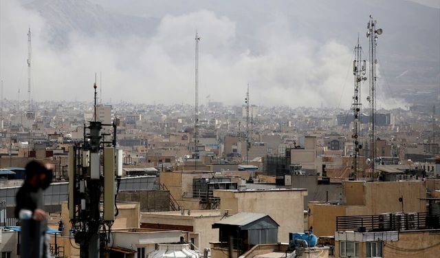 İran'ın başkenti Tahran'da çok sayıda patlama meydana geldi