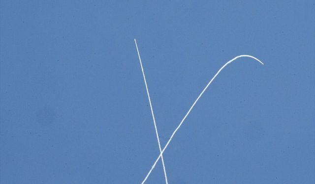 İran'ın İsrail'e fırlattığı füzeler Kudüs semalarında görüntülendi