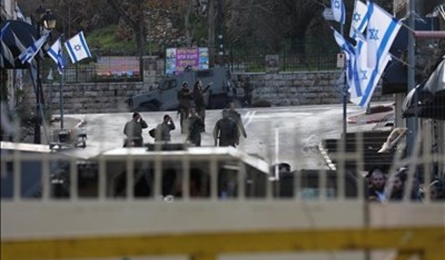 İşgalci İsrailliler Batı Şeria'da baskın düzenlediği okula İsrail bayrağı astı