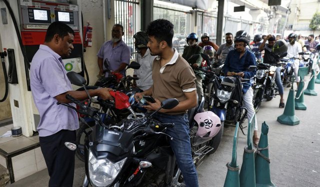 Bangladeş'te yakıt kriz ve telekomünikasyon krizi