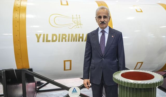 Ulaştırma ve Altyapı Bakanı Uraloğlu, SAHA 2026'yı ziyaret etti