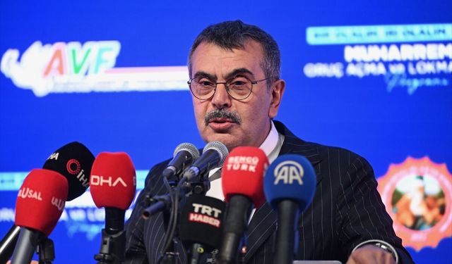 Bakan Tekin, Ümitköy Kız Anadolu İmam Hatip Lisesi mezuniyet törenine katıldı: