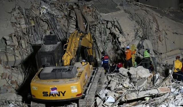 Venezuela'da depremzedeler, iş makinelerinin önünü kesti